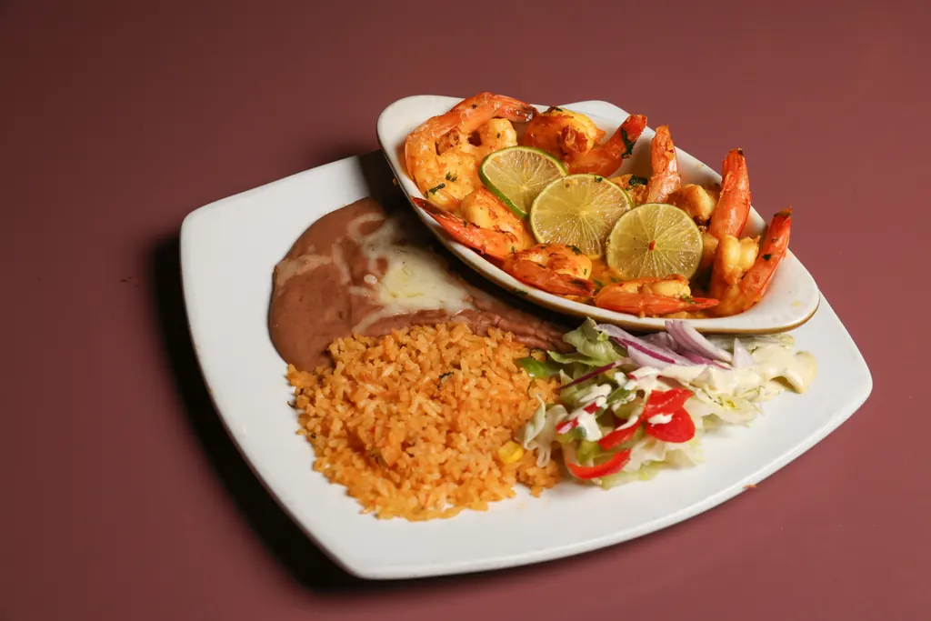 Camarón al Mojo de Ajo, camarón en salsa de ajo y mantequilla con arroz y frijoles