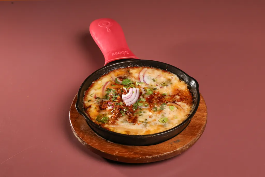 Chori Queso, queso derretido con chorizo mexicano en sartén